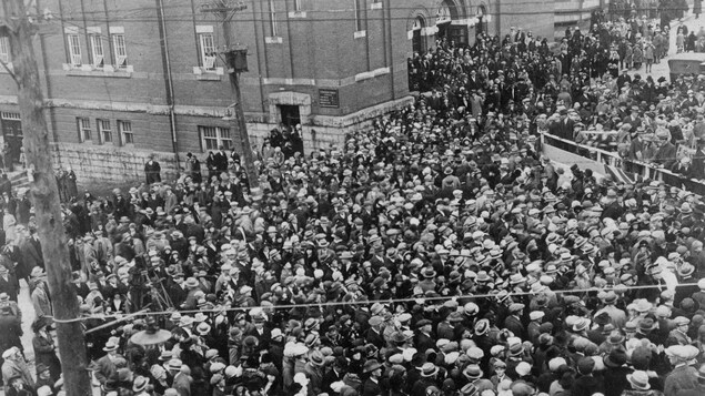 La foule devant le monument aux Braves-de-Sherbrooke La foule devant le monument aux Braves-de-Sherbrooke