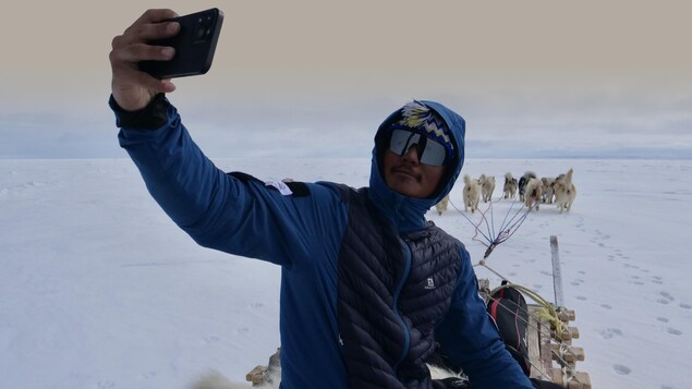 Devon Malik est en train de se prendre en photo avec son cellulaire dans son traîneau à chien, au mois de juin à Resolute Bay, dans le nord du Nunavut.