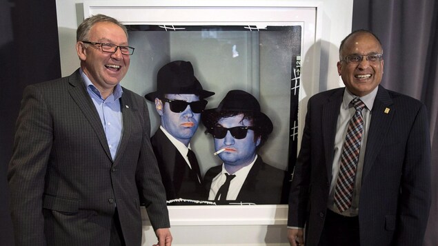 Darrell Dexter et Leonard Preyra devant une oeuvre d'Annie Leibovitz Darrell Dexter et Leonard Preyra devant une oeuvre d'Annie Leibovitz