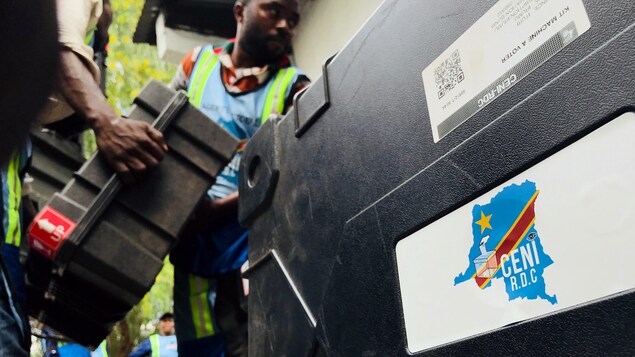 Employees of Congo's Independent National Electoral Commission (CENI) deliver voting machines and materials to a polling station in Kinshasa, Democratic Republic of Congo, December 28, 2018. REUTERS/Jackson Njehia - RC1A00B6C5B0