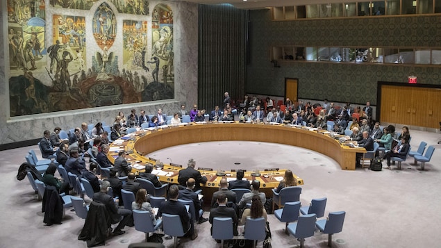 Une rencontre des membres du Conseil de sécurité de l'ONU, les participants sont assis autour d'une table.