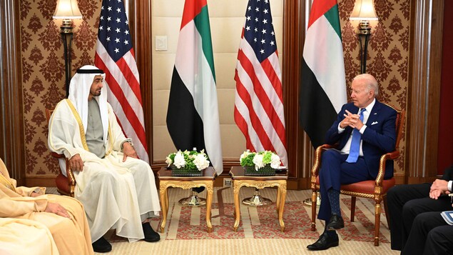 Le président américain Joe Biden (à droite) et le chef de l'État des Émirats arabes unis, Mohamed ben Zayed al-Nahyan (à gauche).