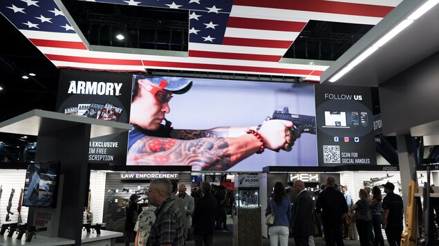 Les gens visitent le kiosque de Springfield Armory lors de la convention annuelle de la National Rifle Association (NRA) à Houston, Texas, États-Unis