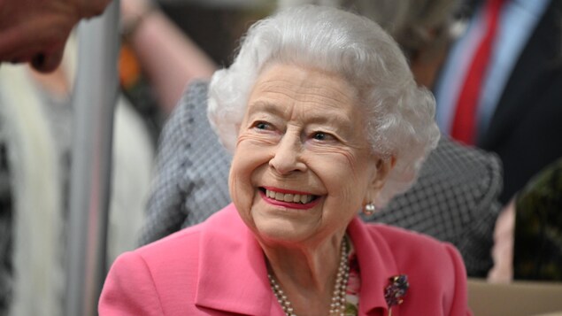 La reine sourit lors d'un événement.