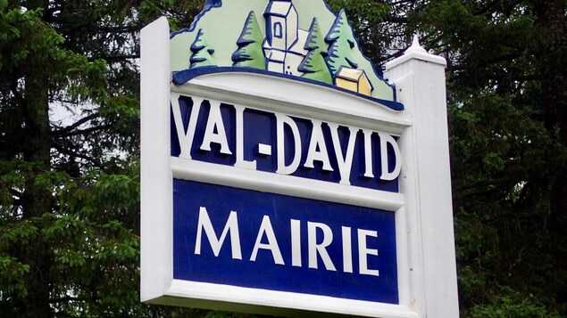 Enseigne en bois disant « Val-David Mairie ».