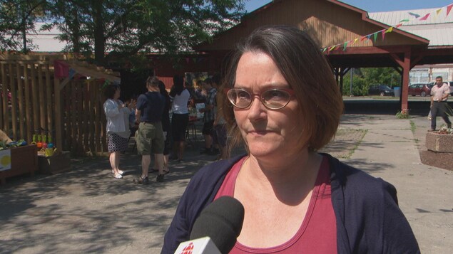 Une femme en entrevue dans un marché public extérieur de Gatineau. Une femme en entrevue dans un marché public extérieur de Gatineau.