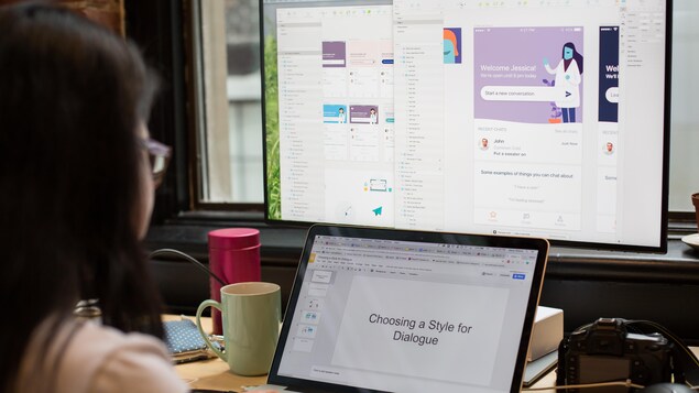 Une employée de Dialogue travaille à son ordinateur portable. Une employée de Dialogue travaille à son ordinateur portable.