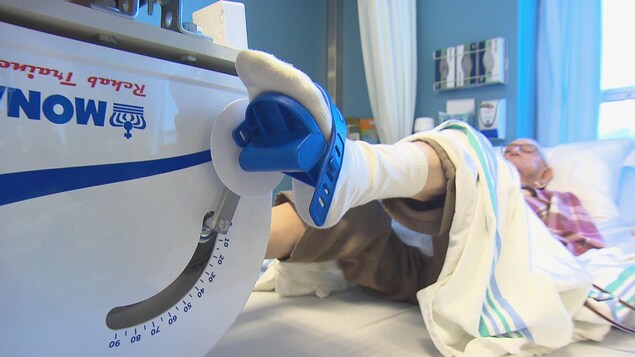 Un patient utilise un pédalier pendant son traitement d'hémodialyse dans le cadre d'un projet-pilote.
