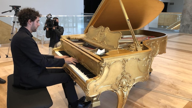 Le pianiste Samuel Blanchette-Gagnon a été le premier à interpréter une pièce sur le Steinway dans le foyer du Diamant.