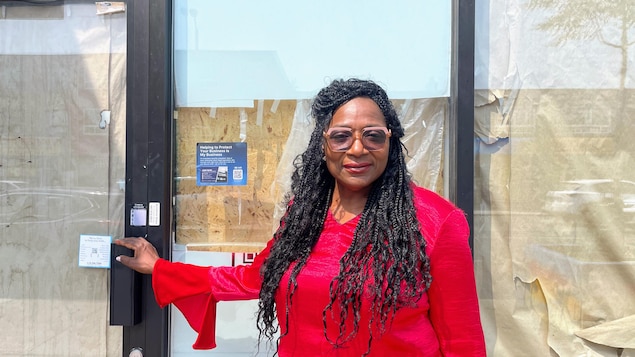 Une femme devant sa propriété vacante. 