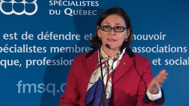 La présidente de la Fédération des médecins spécialistes du Québec, Diane Francoeur, répond aux questions des journalistes lors d'une conférence de presse le 20 décembre 2017. La présidente de la Fédération des médecins spécialistes du Québec, Diane Francoeur, répond aux questions des journalistes lors d'une conférence de presse le 20 décembre 2017.