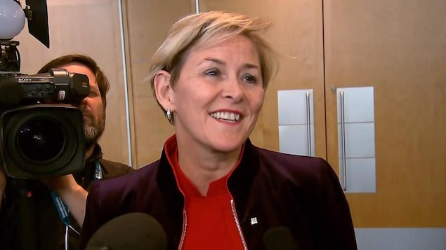 Diane Francoeur sourit en s'adressant aux journalistes.