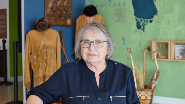 Diane Vincent-Dubé photographiée au musée du Patrimoine de la rivière Winnipeg.