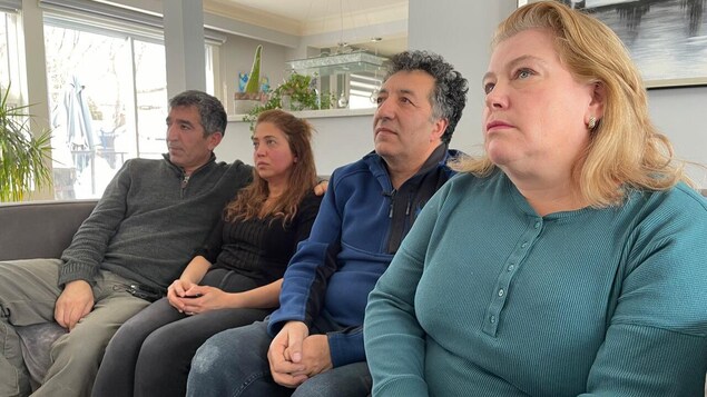 La famille Emre sur un divan.