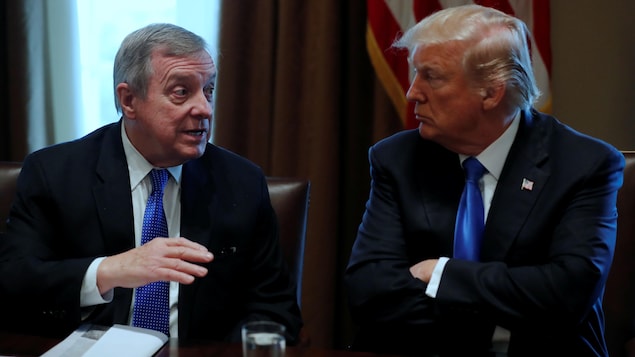 Le sénateur démocrate Dick Durbin en rencontre avec le président des États-Unis, Donald Trump. Le sénateur démocrate Dick Durbin en rencontre avec le président des États-Unis, Donald Trump.