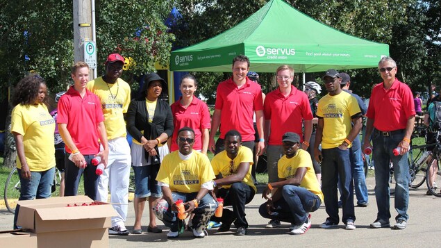 Dicky Dikamba et un groupe de bénévoles de CANAVUA au Tour de l'Alberta, à Edmonton.