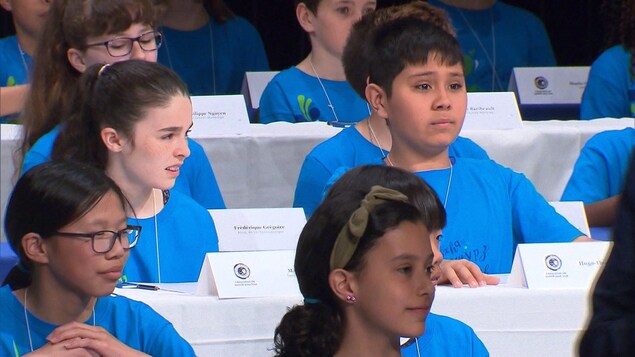 Des jeunes participent à la dictée PGL