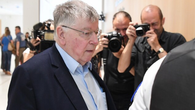 Didier Lombard est photographié à son arrivée au tribunal.