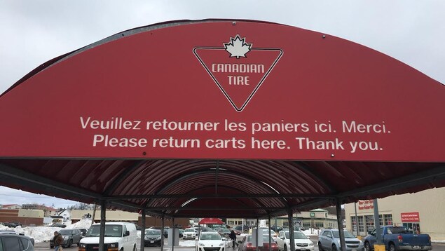 Le même affiche demandant aux gens de rapporter leur panier Le même affiche demandant aux gens de rapporter leur panier