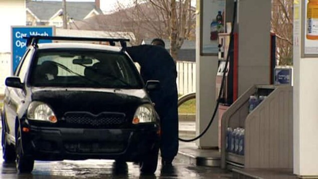L’essence augmente de près de 10 cents en une journée à T.-N.-L.