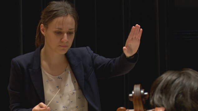 Dina Gilbert est chef et directrice artistique de l'Orchestre symphonique de l'Estuaire Dina Gilbert est chef et directrice artistique de l'Orchestre symphonique de l'Estuaire