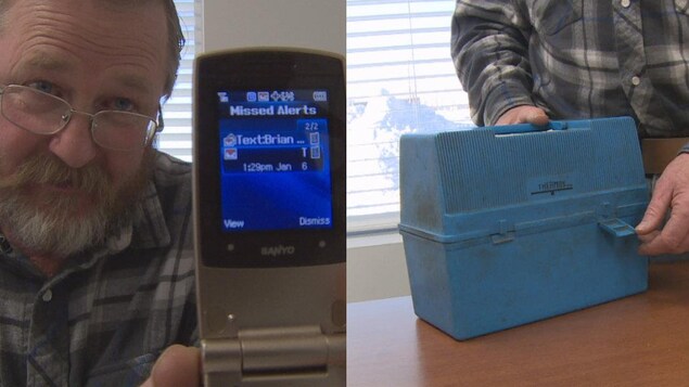 Renald Liboiron montre son téléphone à clapet et sa boîte à lunch