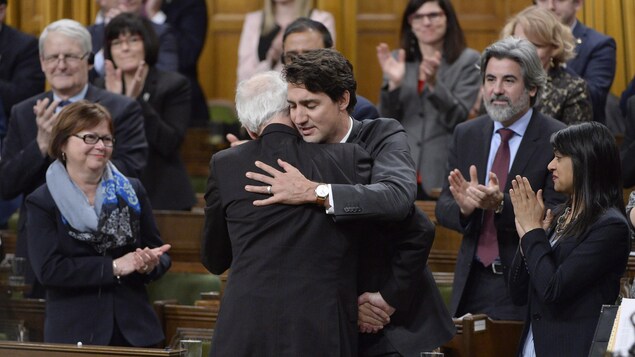 Une étreinte entre le premier ministre Trudeau et l'ancien ministre Stéphane Dion qui met fin à une carrière politique de près de 21 ans à Ottawa. Une étreinte entre le premier ministre Trudeau et l'ancien ministre Stéphane Dion qui met fin à une carrière politique de près de 21 ans à Ottawa.