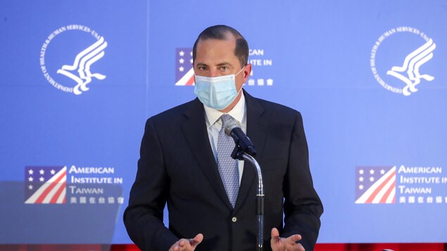 Portrait d'Alex Azar masqué.