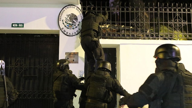 Fuerzas especiales de la policía ecuatoriana allanaron la Embajada de México en Quito.