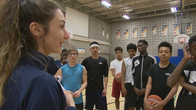 Béatrice Turcotte-Ouellet et quelques jeunes joueurs de basketball