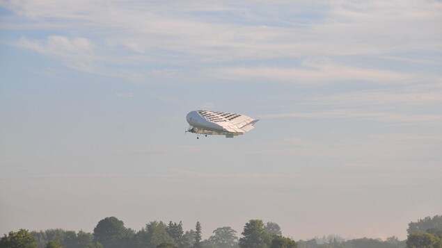 Essai en vol d'un dirigeable hybride de Solar Ship en juillet 2014