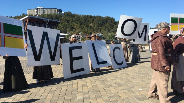 Des comédiens sur le quai souhaitent la bienvenue aux touristes. Des comédiens sur le quai souhaitent la bienvenue aux touristes.