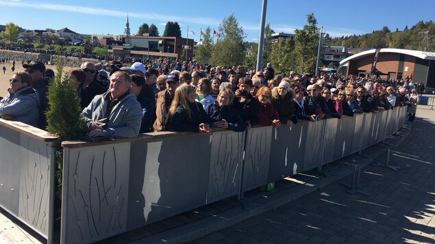 Des visiteurs observent le navire sur le quai. Des visiteurs observent le navire sur le quai.