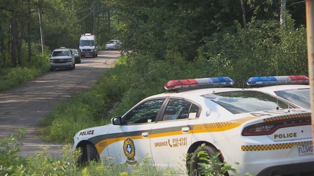 Des autopatrouilles de la Sûreté du Québec stationnés sur une route de campagne. Des autopatrouilles de la Sûreté du Québec stationnés sur une route de campagne.