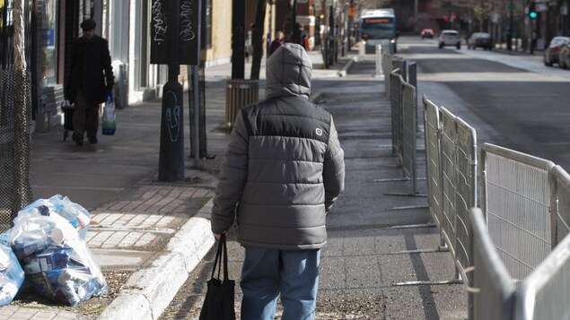 Une barrière sur l'avenue du Mont-Royal pour élargir l'espace pour les piétons.