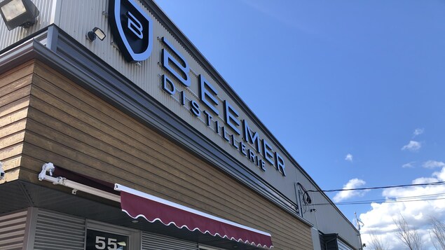 La façade extérieure de la distillerie Beemer de Roberval.