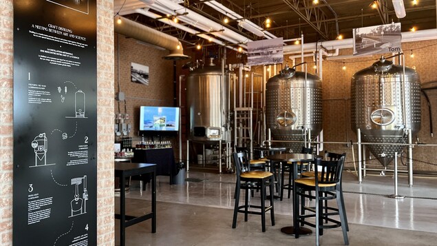 L'intérieur d'une distillerie.