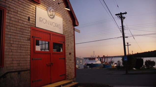 Façade de la distillerie Ironworks à Lunenburg, en Nouvelle-Écosse. Façade de la distillerie Ironworks à Lunenburg, en Nouvelle-Écosse.