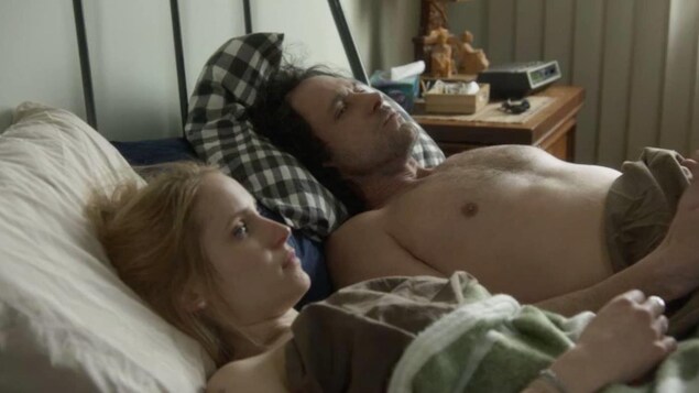 Le couple est couché dans un lit. Le couple est couché dans un lit.