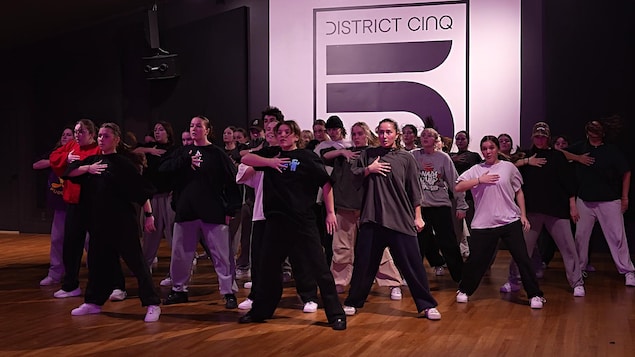 Plusieurs danseurs.