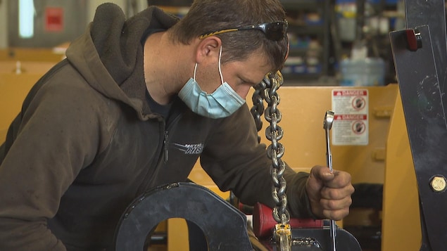 Un ouvrier travaille en usine.