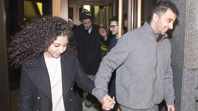 Sabrine Djermane et El Mahdi Jamali se tiennent la main à leur sortie du palais de justice de Montréal. Sabrine Djermane et El Mahdi Jamali se tiennent la main à leur sortie du palais de justice de Montréal.