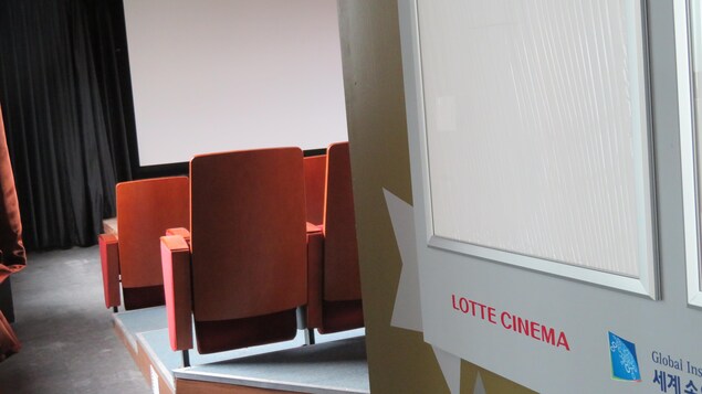 Salle de cinéma (commanditée par l'un des grands conglomérats sud-coréens). Taesung-dong, avril 2018. Salle de cinéma (commanditée par l'un des grands conglomérats sud-coréens). Taesung-dong, avril 2018.