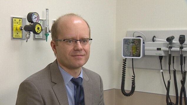 Photo du docteur Lawrence Korngut dans un cabinet médical. Photo du docteur Lawrence Korngut dans un cabinet médical.