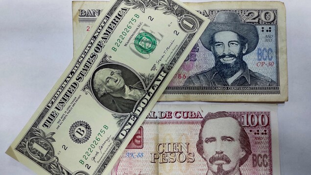 Un dollar et des pesos cubains à La Havane, le 4 août 2022.