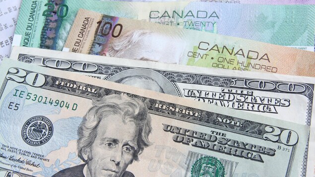 Des billets de banque américains et canadiens.