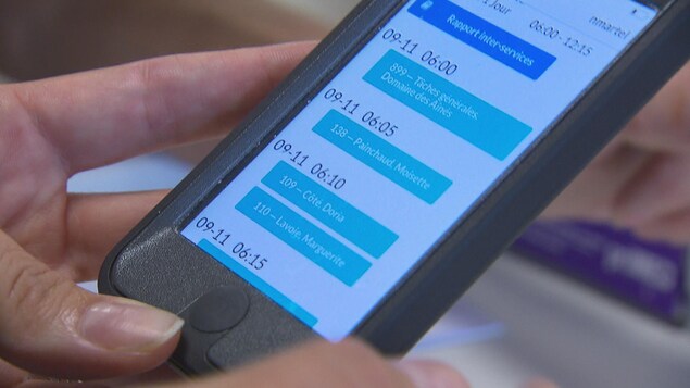 Une personne clique sur un écran de téléphone intelligent. Une personne clique sur un écran de téléphone intelligent.