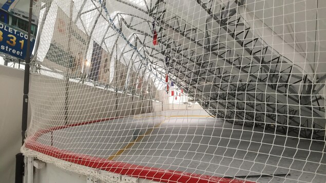 La structure affaissée recouvre la majeure partie d'une patinoire intérieure.