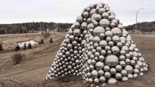 Un Edmontonien coincé à l’intérieur d’une sculpture arrêté juste après sa libération