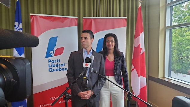 Le candidat du Parti libéral du Québec Dominic Cardinal et Dominique Anglade en conférence de presse.